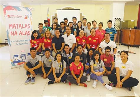 jollibee application for students|Jollibee Foundation scholarship program helps youth .
